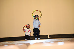 柿安シティーホールでリズム予行  年中Aチーム(ばら・すみれ）