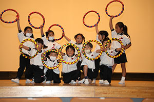 柿安シティーホールでリズム予行  年中Aチーム(ばら・すみれ）