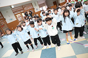 リズムフェスティバル　歌・カスタ発表ごっこ　年長