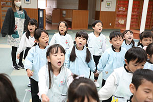 リズムフェスティバル　歌・カスタ発表ごっこ　年長