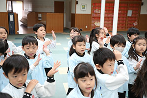 リズムフェスティバル　歌・カスタ発表ごっこ　年長