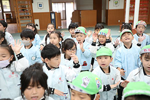 リズムフェスティバル　歌・カスタ発表ごっこ　年長