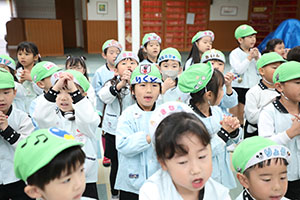 リズムフェスティバル　歌・カスタ発表ごっこ　年長