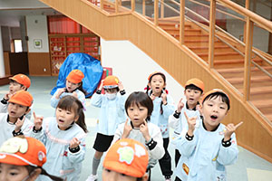 リズムフェスティバル　歌・カスタ発表ごっこ　年長