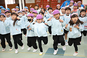 リズムフェスティバル　歌・カスタ発表ごっこ　年長