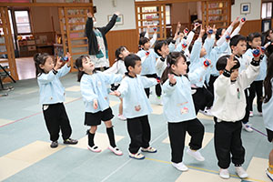 リズムフェスティバル　歌・カスタ発表ごっこ　年長