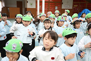 リズムフェスティバル　歌・カスタ発表ごっこ　年長