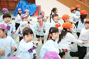 リズムフェスティバル　歌・カスタ発表ごっこ　年長