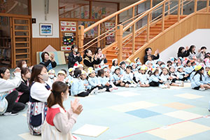 リズムフェスティバル　歌・カスタ発表ごっこ　年長