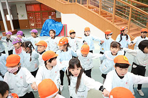 リズムフェスティバル　歌・カスタ発表ごっこ　年長