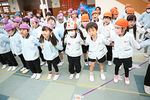 リズムフェスティバル　歌・カスタ発表ごっこ　年長