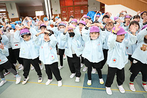 リズムフェスティバル　歌・カスタ発表ごっこ　年長