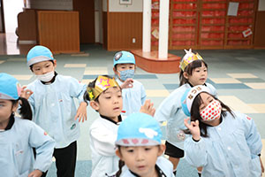 リズムフェスティバル　歌・カスタ発表ごっこ　年中