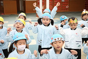 リズムフェスティバル　歌・カスタ発表ごっこ　年中