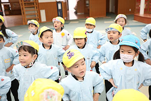 リズムフェスティバル　歌・カスタ発表ごっこ　年中