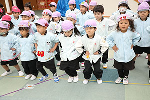 リズムフェスティバル　歌・カスタ発表ごっこ　年中