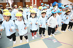 リズムフェスティバル　歌・カスタ発表ごっこ　年中