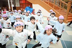 リズムフェスティバル　歌・カスタ発表ごっこ　年中