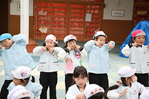 リズムフェスティバル　歌・カスタ発表ごっこ　年中