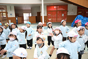 リズムフェスティバル　歌・カスタ発表ごっこ　年中