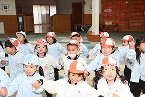 リズムフェスティバル　歌・カスタ発表ごっこ　年少