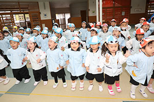 リズムフェスティバル　歌・カスタ発表ごっこ　年少