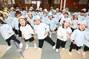 リズムフェスティバル　歌・カスタ発表ごっこ　年少