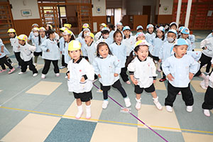 リズムフェスティバル　歌・カスタ発表ごっこ　年少