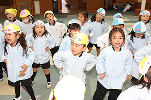 リズムフェスティバル　歌・カスタ発表ごっこ　年少