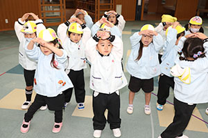 リズムフェスティバル　歌・カスタ発表ごっこ　年少