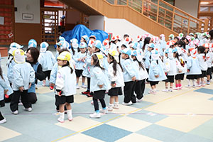 リズムフェスティバル　歌・カスタ発表ごっこ　年少