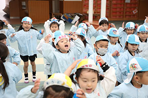 リズムフェスティバル　歌・カスタ発表ごっこ　年少