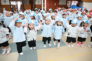 リズムフェスティバル　歌・カスタ発表ごっこ　年少