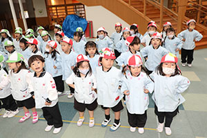 リズムフェスティバル　歌・カスタ発表ごっこ　年少