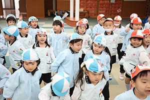 リズムフェスティバル　歌・カスタ発表ごっこ　年少