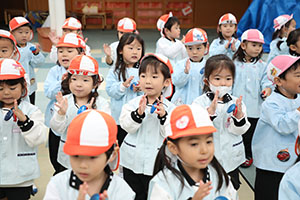 リズムフェスティバル　歌・カスタ発表ごっこ　年少