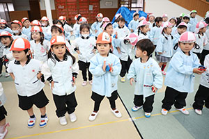 リズムフェスティバル　歌・カスタ発表ごっこ　年少