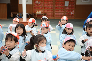 リズムフェスティバル　歌・カスタ発表ごっこ　年少