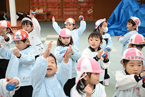 リズムフェスティバル　歌・カスタ発表ごっこ　年少