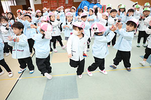 リズムフェスティバル　歌・カスタ発表ごっこ　年少