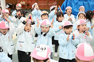 リズムフェスティバル　歌・カスタ発表ごっこ　年少