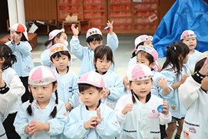 リズムフェスティバル　歌・カスタ発表ごっこ　年少