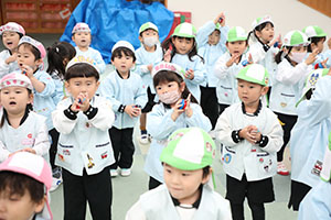 リズムフェスティバル　歌・カスタ発表ごっこ　年少