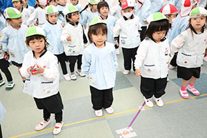 リズムフェスティバル　歌・カスタ発表ごっこ　年少