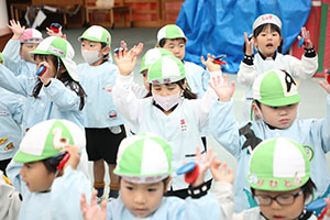 リズムフェスティバル　歌・カスタ発表ごっこ　年少