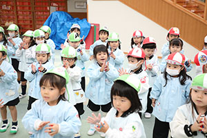 リズムフェスティバル　歌・カスタ発表ごっこ　年少