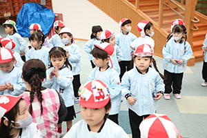 リズムフェスティバル　歌・カスタ発表ごっこ　年少