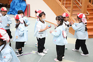 リズムフェスティバル　歌・カスタ発表ごっこ　年少