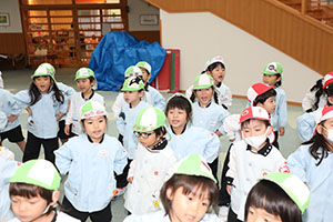 リズムフェスティバル　歌・カスタ発表ごっこ　年少