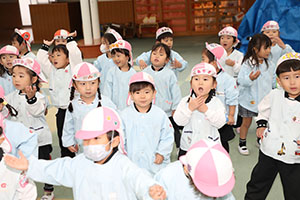 リズムフェスティバル　歌・カスタ発表ごっこ　年少